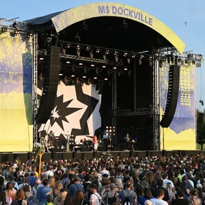 Zuschauerinnen und Zuschauer stehen auf dem MS Dockville vor einer Bühne.