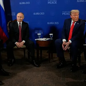 Trump und Putin setzen sich kurz vor Beginn ihrer Gespräche zu einem Auftritt vor Journalisten zusammen.