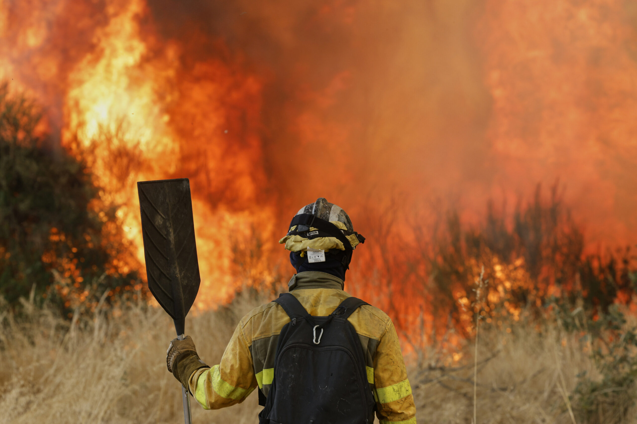 Ein Feuerwehrmann bekämpft einen Waldbrand in Veiga das Meas im Nordwesten Spaniens.