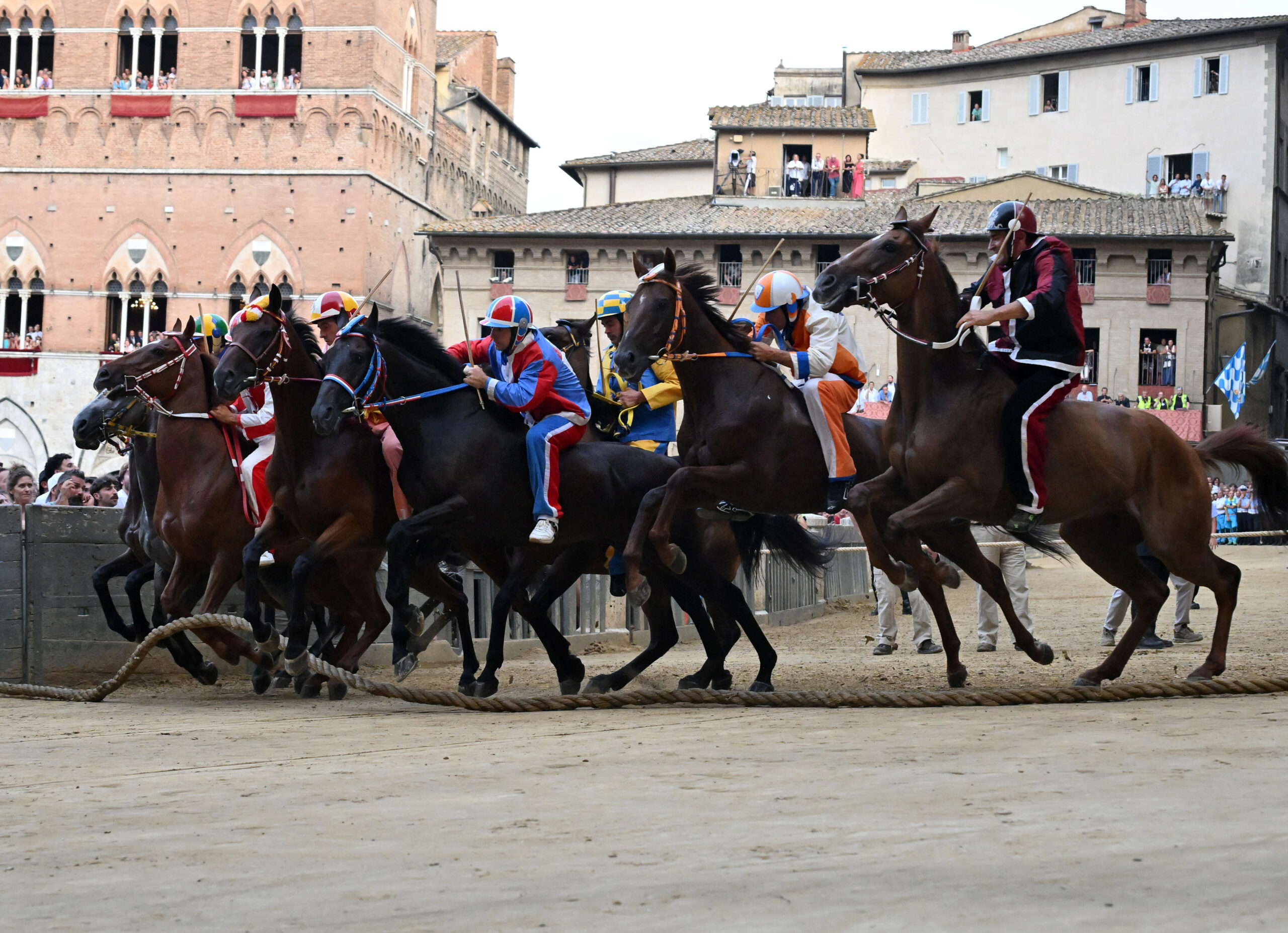 Jockeys treten beim traditionellen italienischen Pferderennen „Palio di Siena“ an.