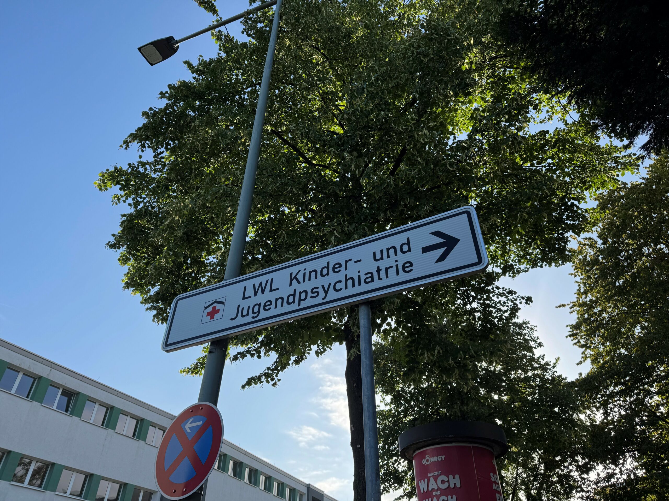 Ein Schild „LWL Kinder- und Jugendpsychiatrie“ weist auf die Klinik in Paderborn hin.