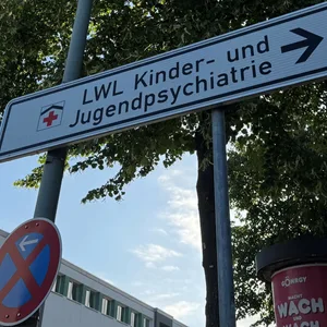 Ein Schild „LWL Kinder- und Jugendpsychiatrie“ weist auf die Klinik in Paderborn hin.