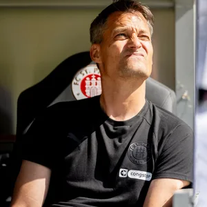 St. Pauli-Trainer Alexander Blessin im Spiel gegen Norderstedt