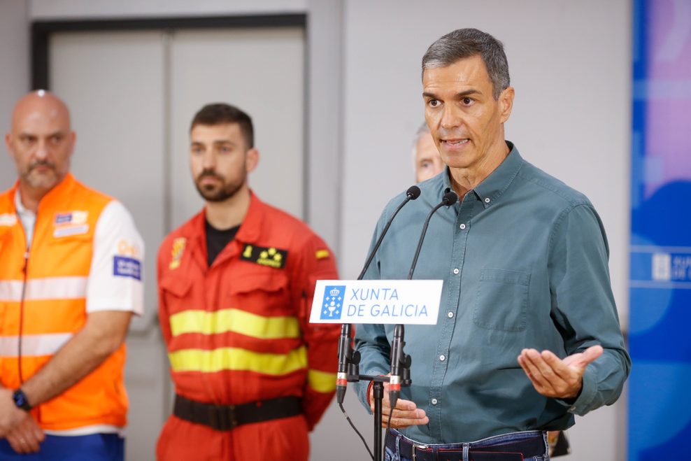 Spaniens Ministerpräsident Pedro Sanchez spricht während seines Besuchs im Operativen Koordinationszentrum gegen Waldbrände in Ourense.