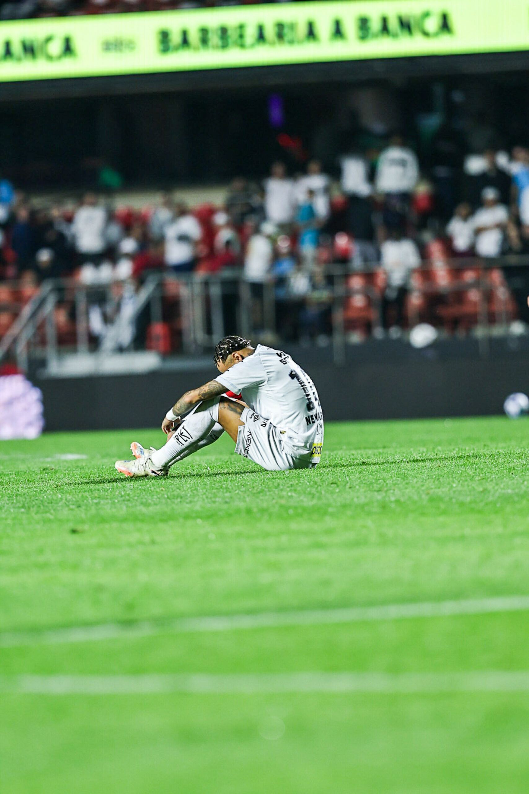 Neymar liegt am Boden und vergießt Tränen