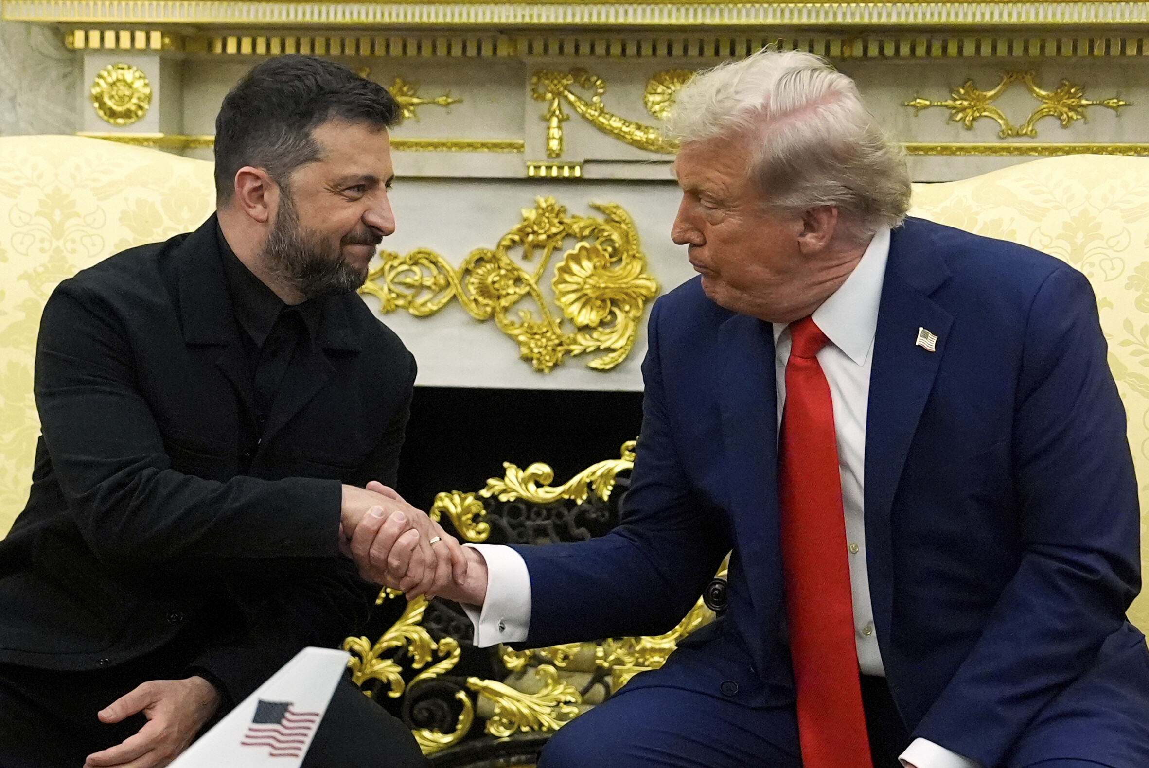 Der ukrainische Präsident (l.) gemeinsam mit dem US-Präsidenten Donald Trump auf dem Ukraine-Gipfel im Weißen Haus.