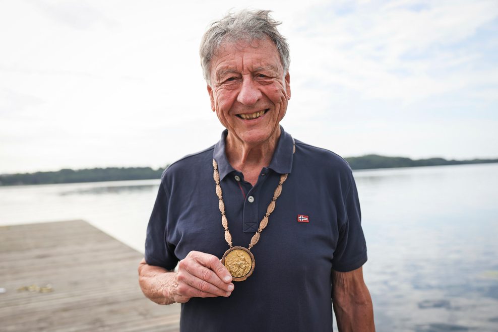 Klaus Bittner, einziger noch lebender Ruderer aus dem Gold-Achter von 1960, steht mit seiner Goldmedaille am Set.
