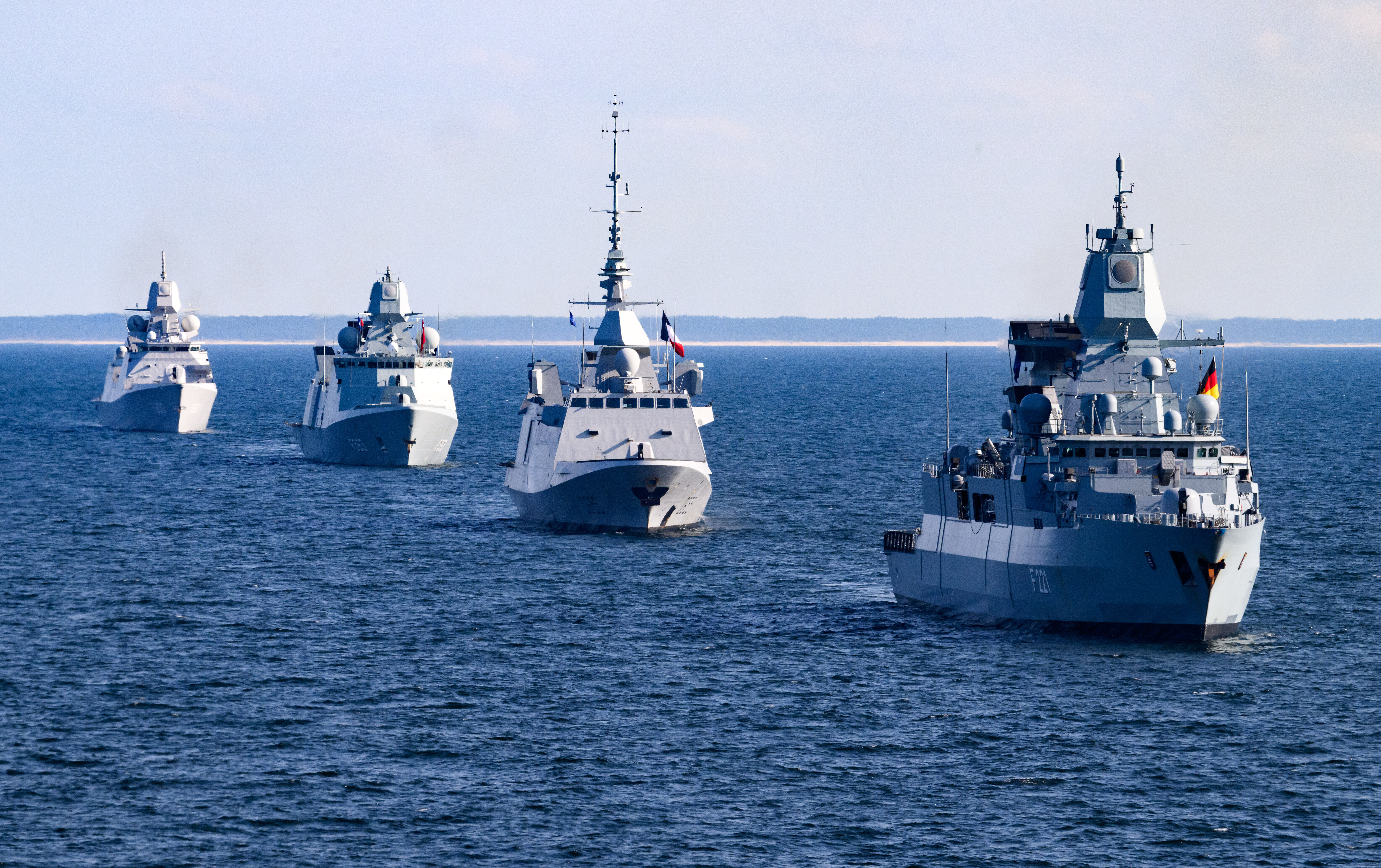 Kriegsschiffe verschiedenere Nationen nehmen an einem maritimen Großmanöver in der Ostsee vor der Küste Lettlands teil. (Archivbild)