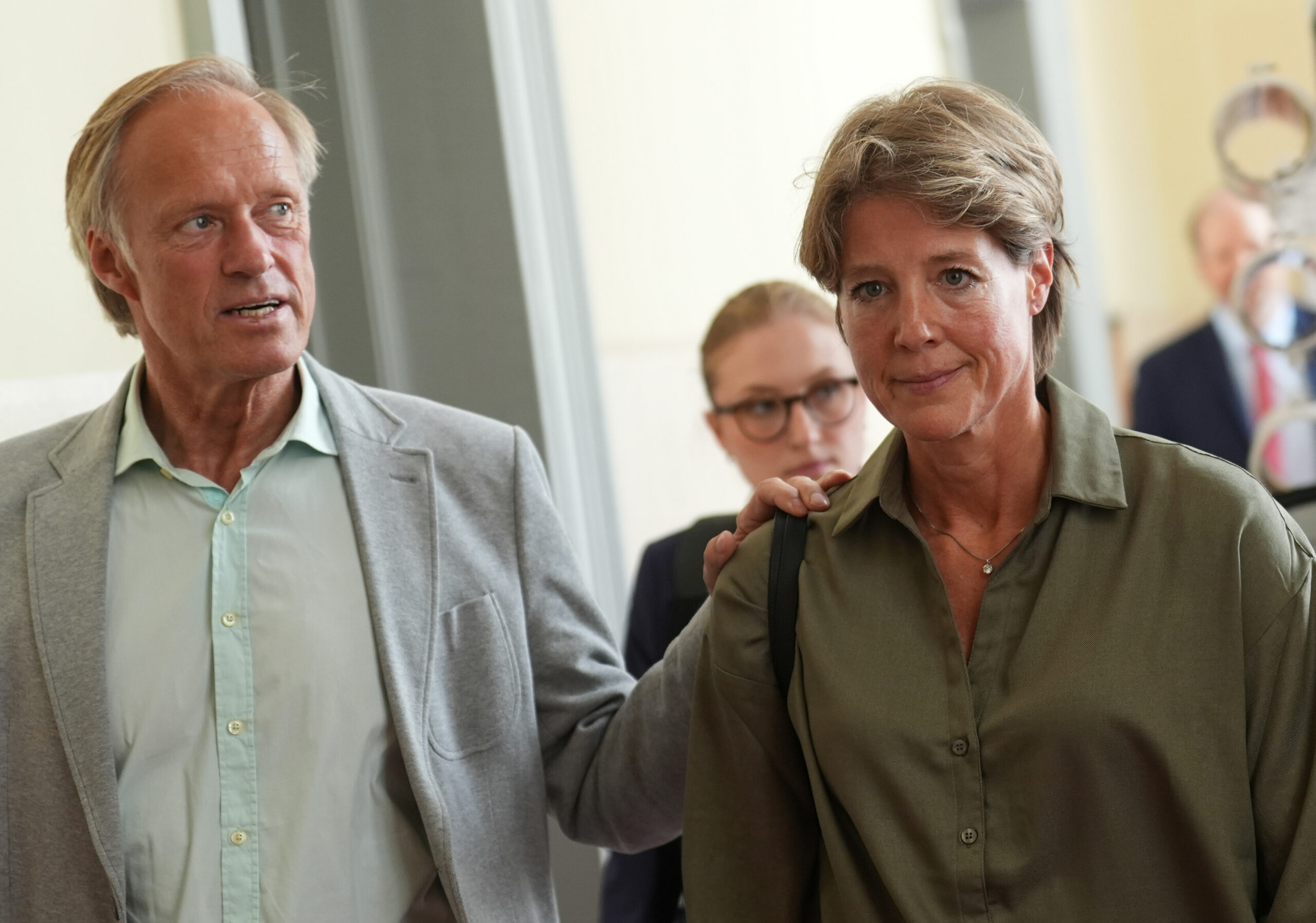 Ein Paar, die Frau wirkt erschöpft
