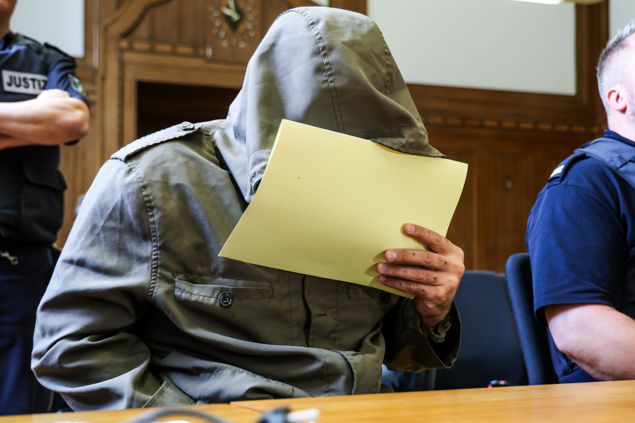 Abu Walaa, früherer IS-Statthalter in Deutschland, sitzt im Gerichtssaal in Düsseldorf.
