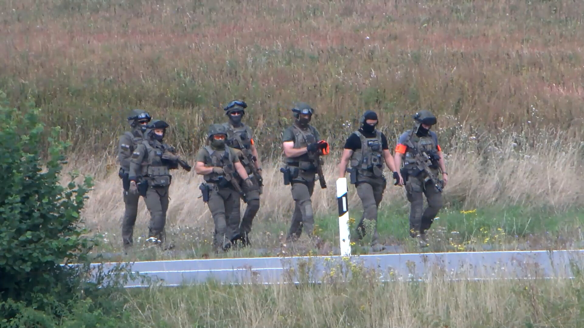 Polizeibeamte setzen die Suche nach dem Täter fort.