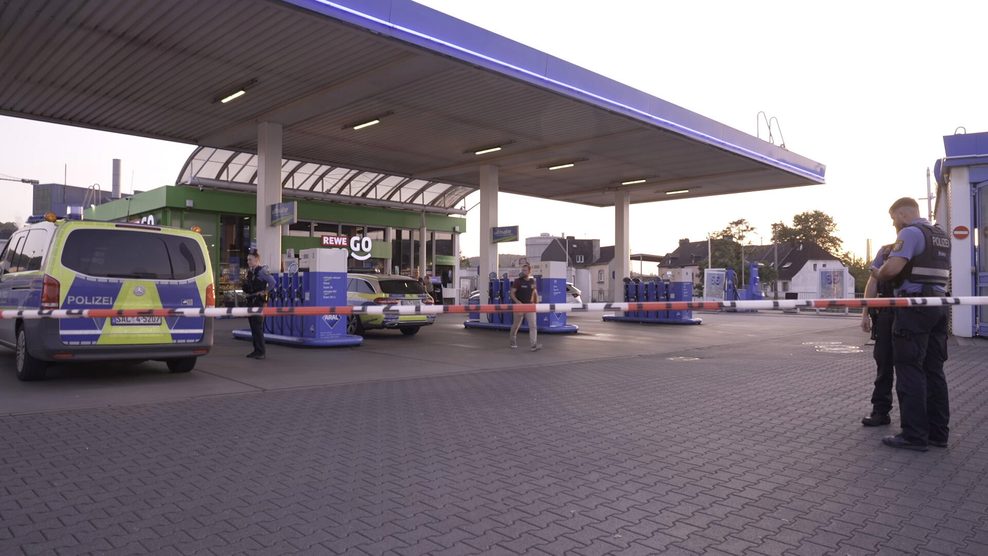 Nach einem Raubüberfall auf diese Tankstelle ist ein Polizist durch Schüsse getötet worden.