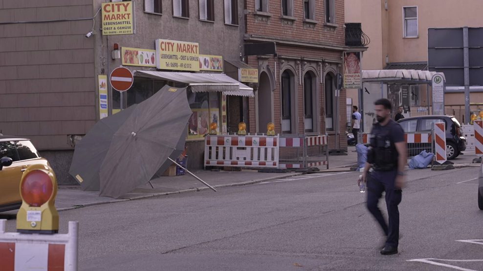 Polizeibeamte untersuchen das Umfeld eines Tatorts.