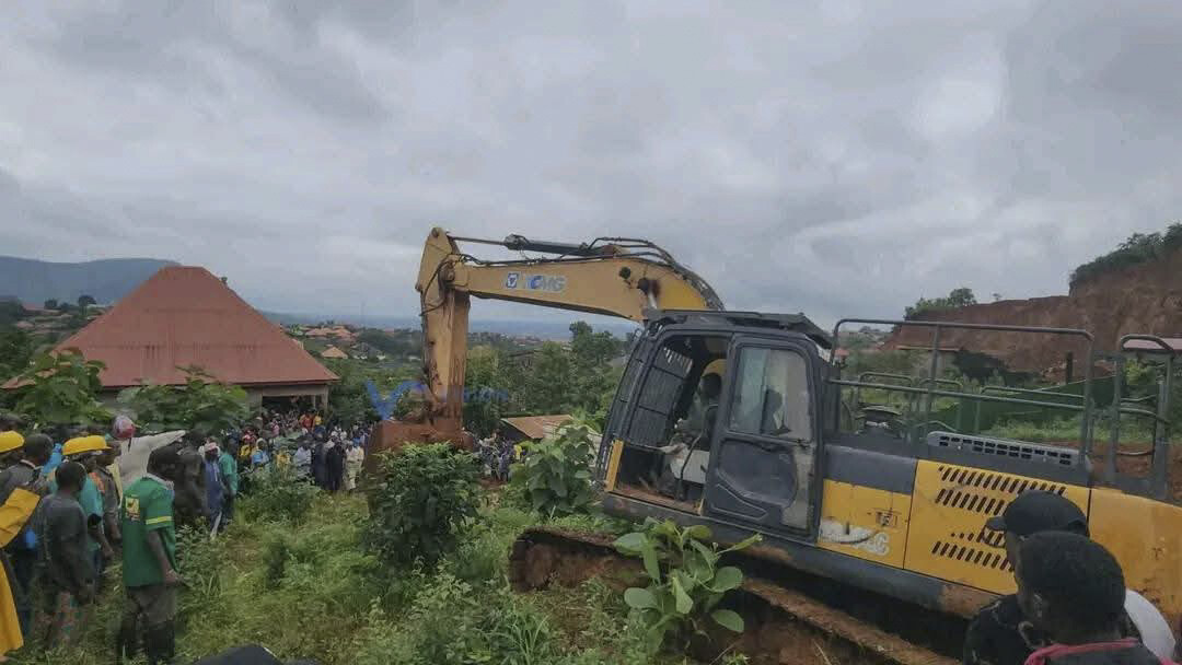 Nach dem Erdrutsch in Guinea suchen Einsatzkräfte weiterhin nach Überlebenden.