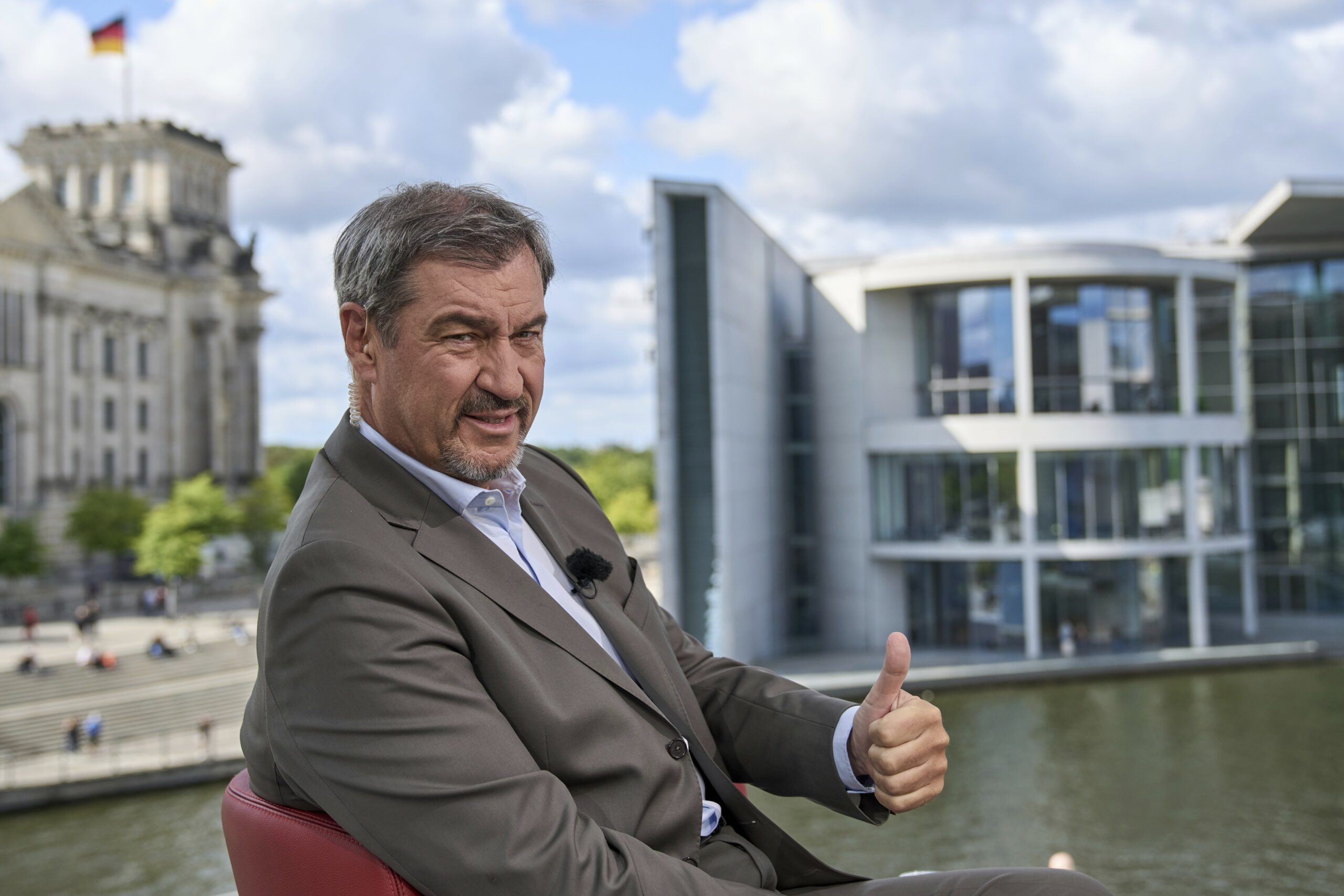 Mann im Anzug mit Daumen hoch