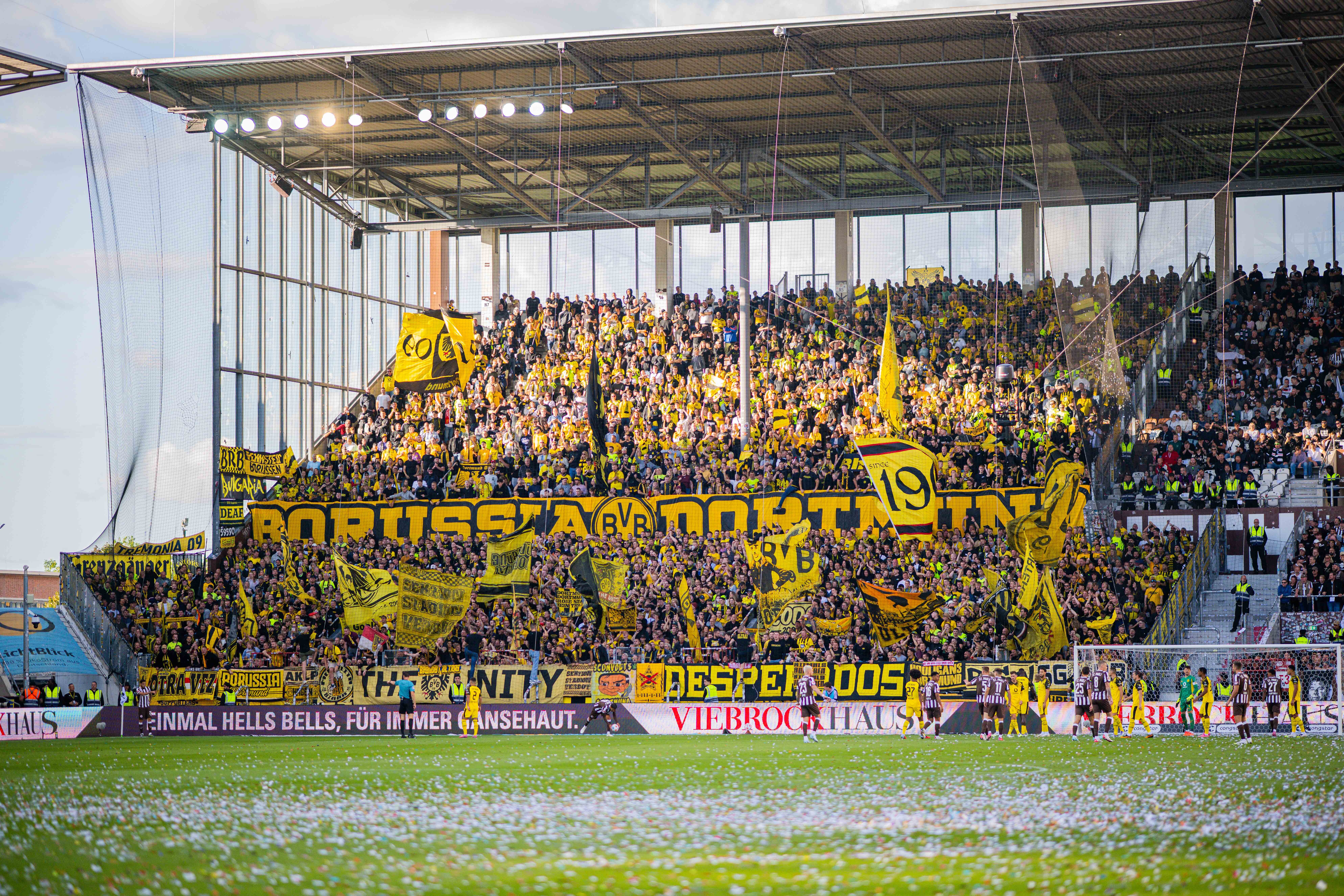 Der Auswärtsblock des BVB am Millerntor.