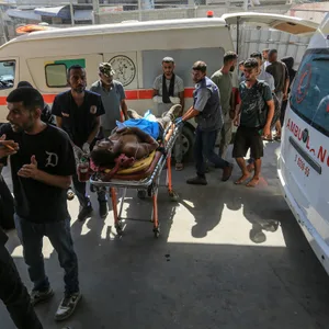 Verwundete Palästinenser kommen im Nasser-Krankenhaus an.
