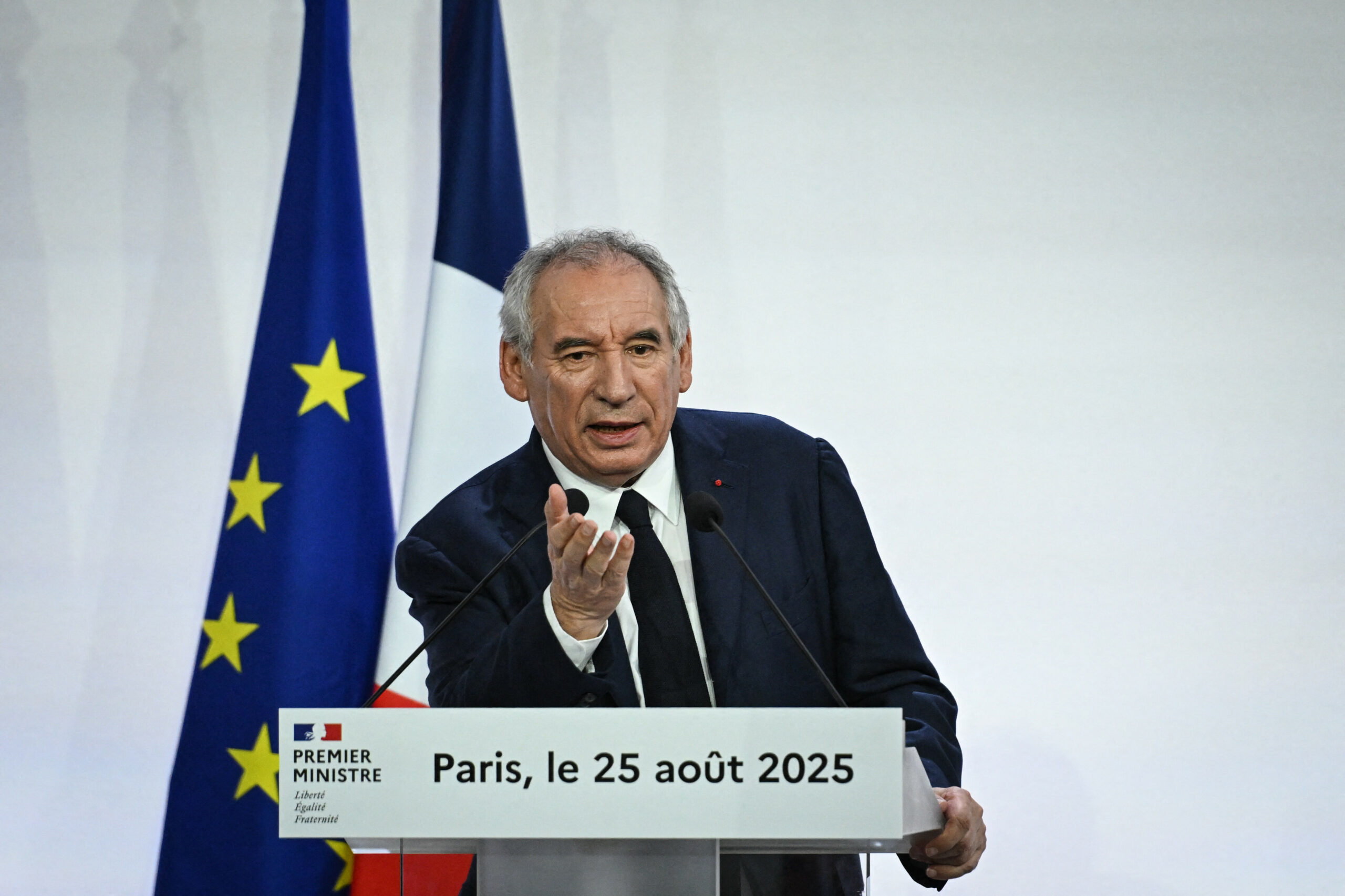 Frankreichs Premierminister François Bayrou spricht während einer Pressekonferenz.