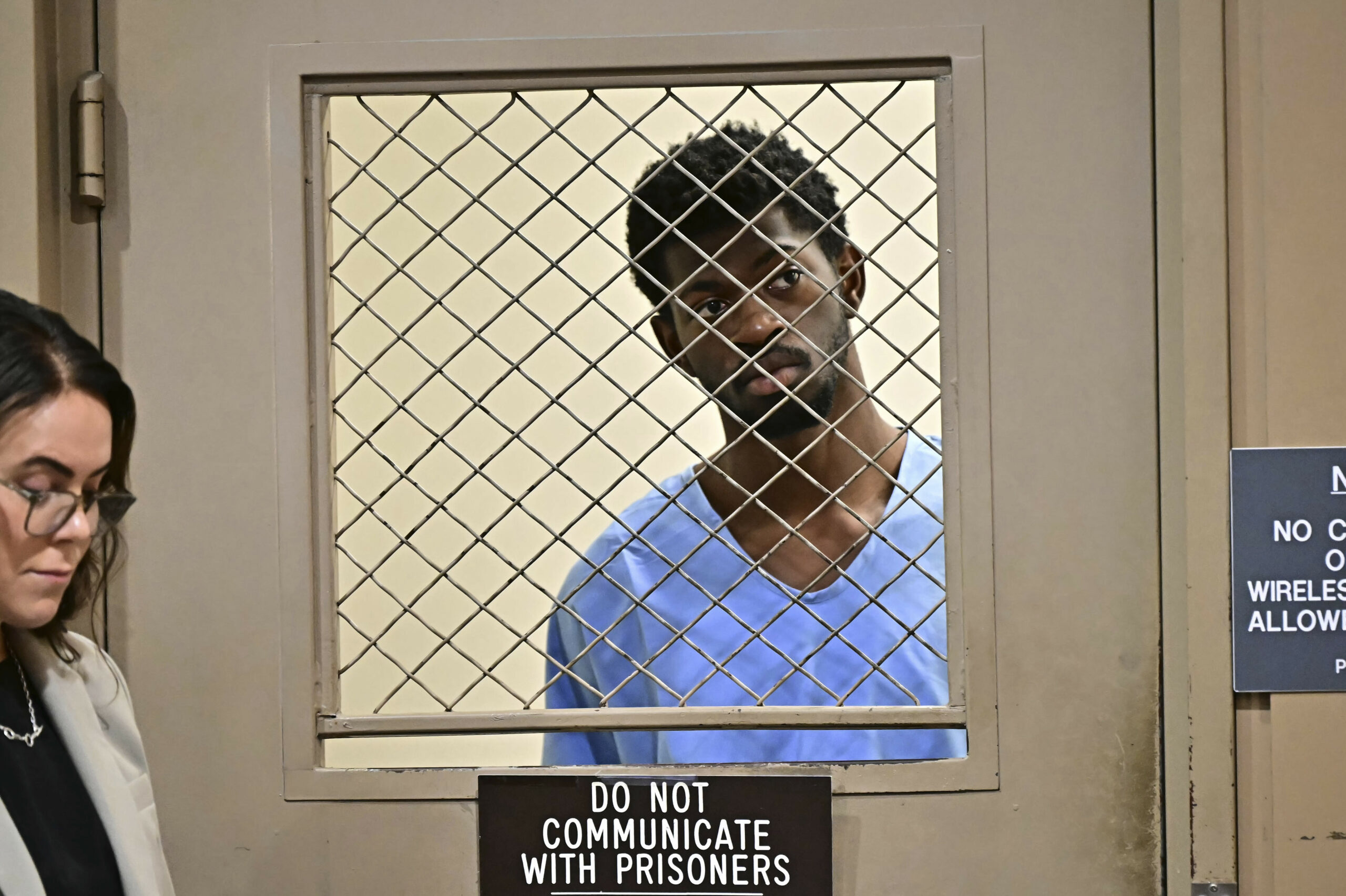 Rapper Lil Nas X steht hinter einem Gitterfenster in einem Gerichtssaal.