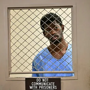 Rapper Lil Nas X steht hinter einem Gitterfenster in einem Gerichtssaal.