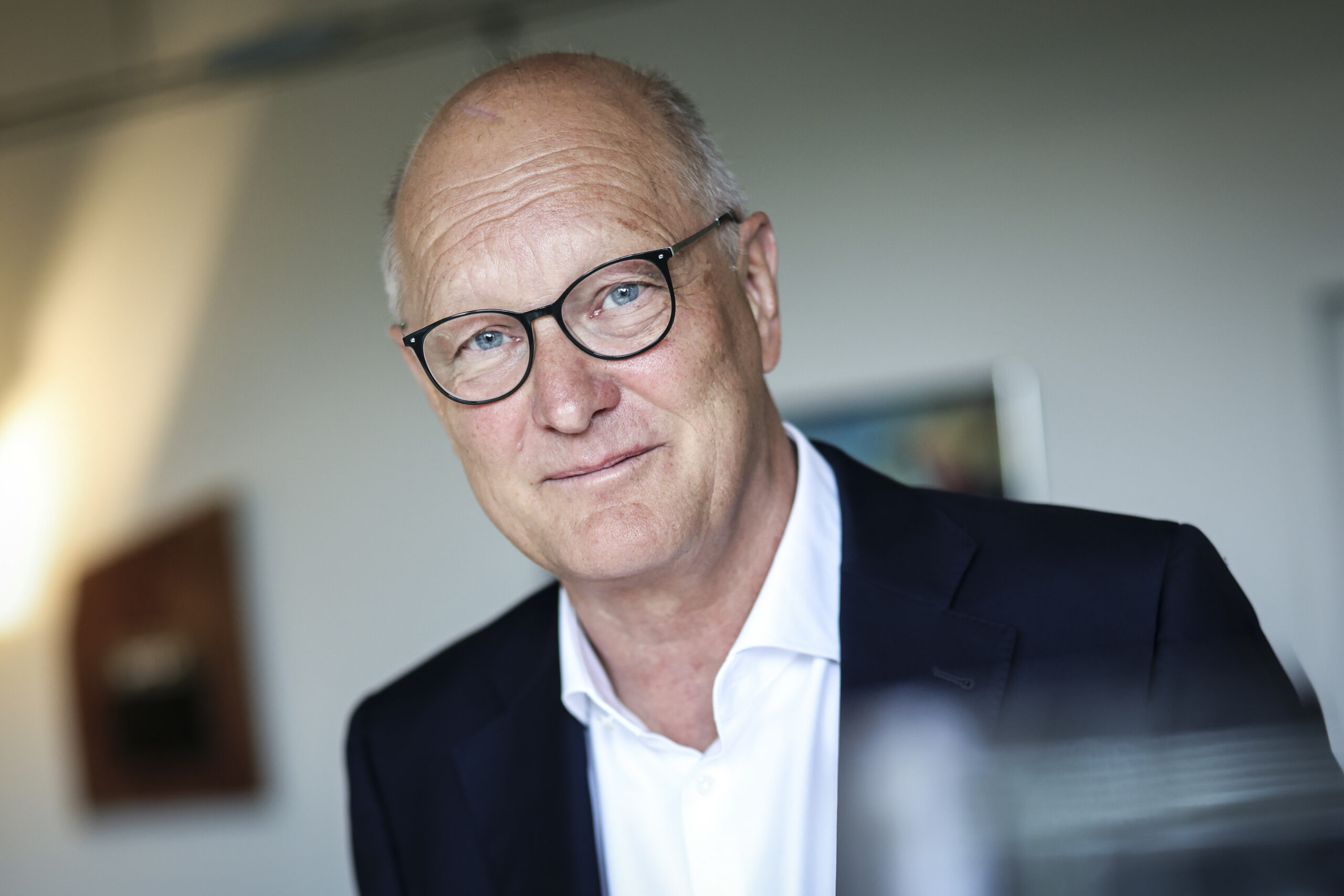 Joachim Knuth im weißen Hemd und schwarzen Anzug.