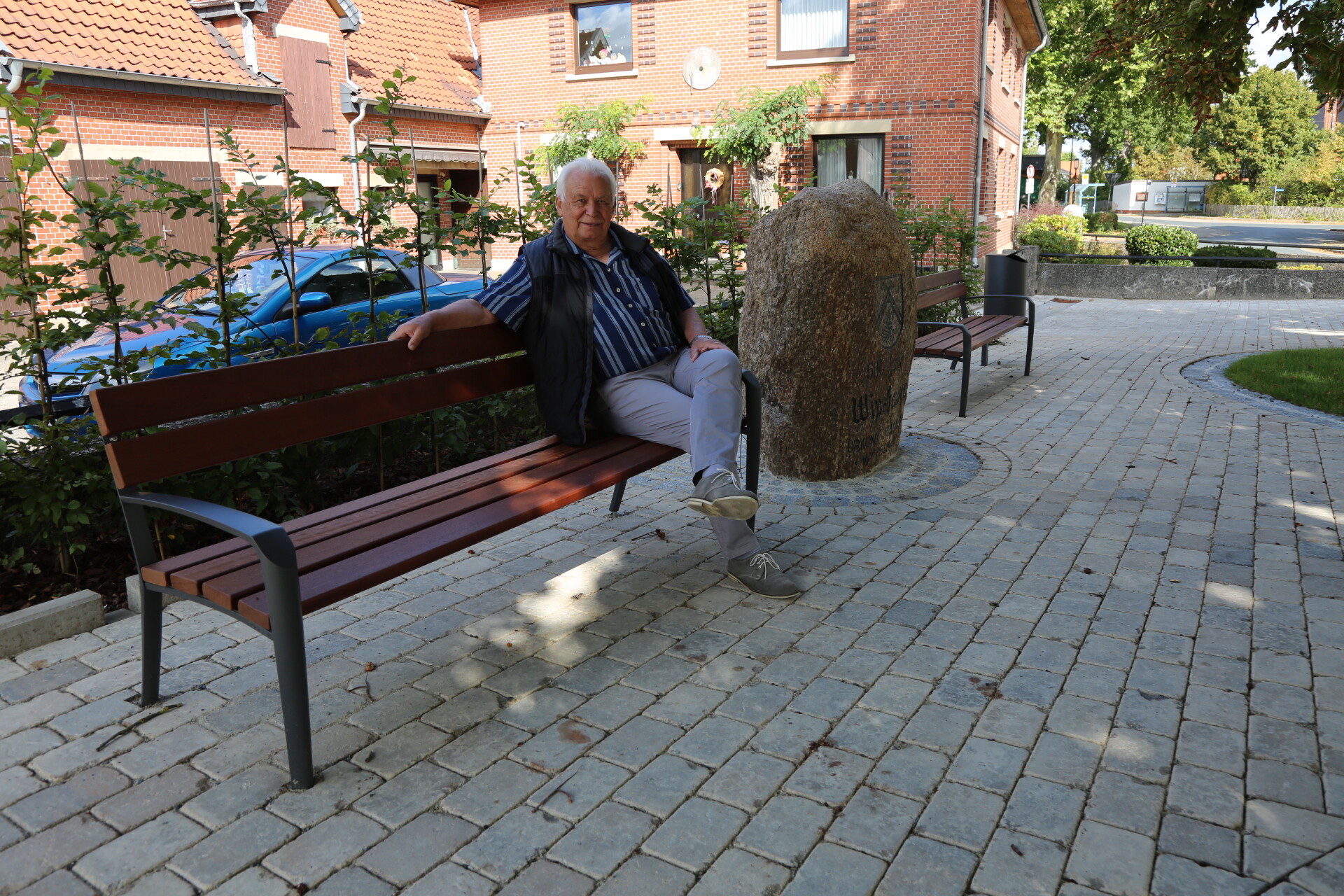 Ortsbürgermeister Günter Meyer (CDU) sitzt auf einer Bank in Wipshausen.