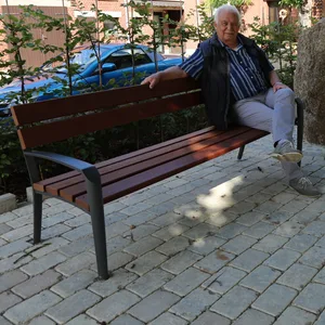 Ortsbürgermeister Günter Meyer (CDU) sitzt auf einer Bank in Wipshausen.