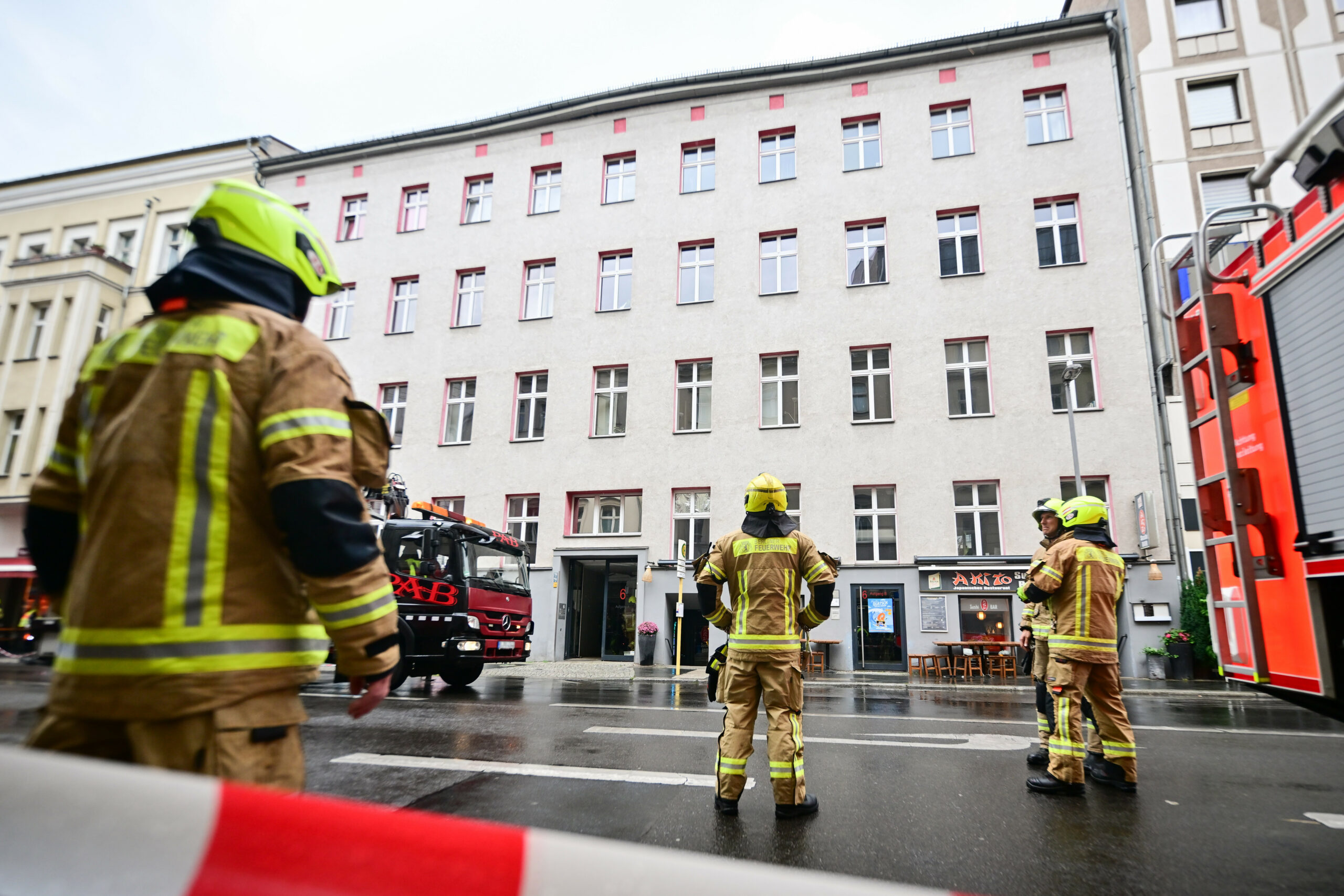 Feuerwehr räumt Haus in Berlin-Mitte wegen Einsturzgefahr