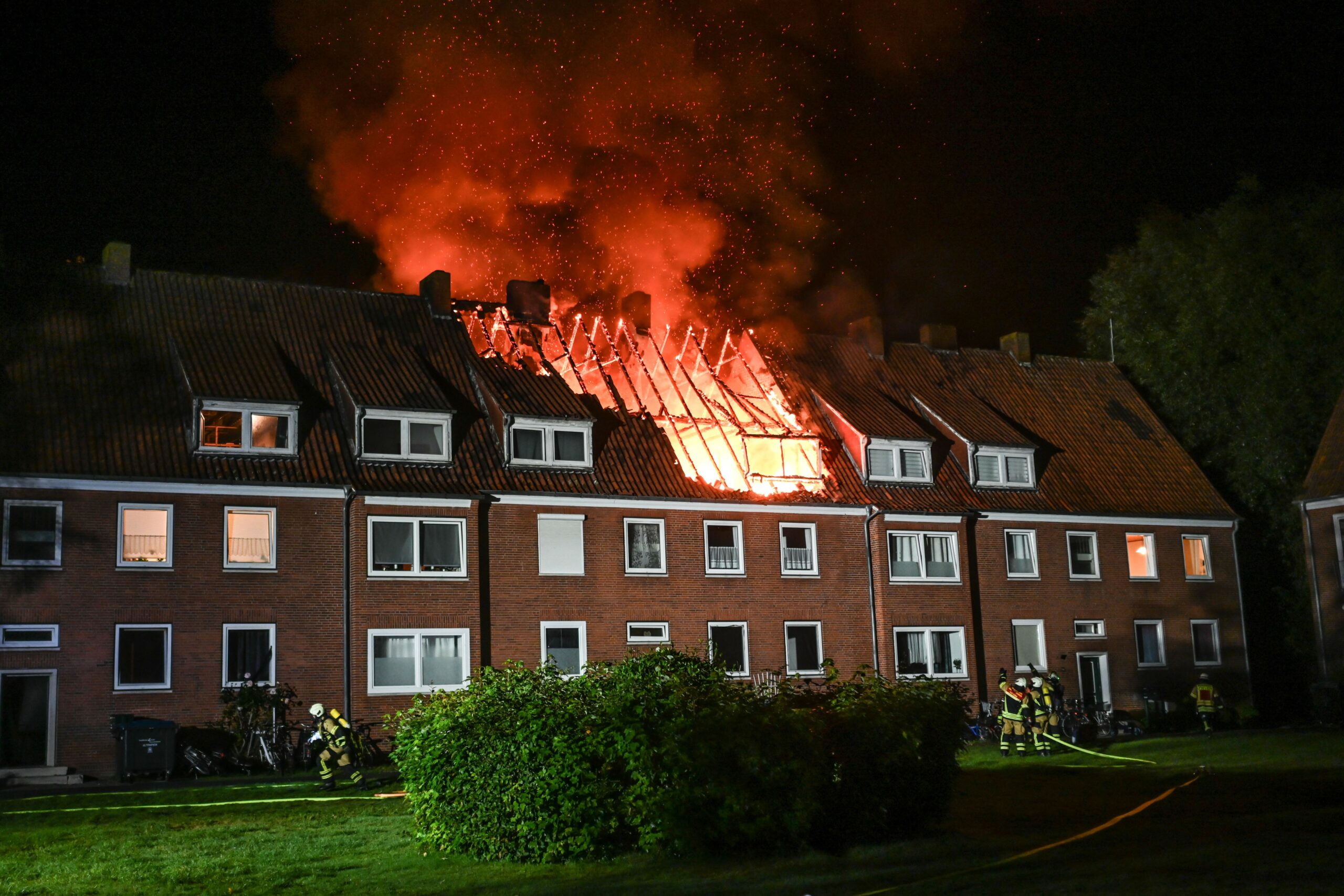 Der Brand in Leer (Ostfriesland) brach kurz nach Mitternacht aus.
