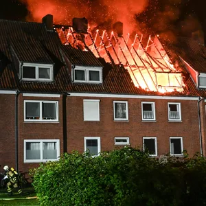Der Brand in Leer (Ostfriesland) brach kurz nach Mitternacht aus.