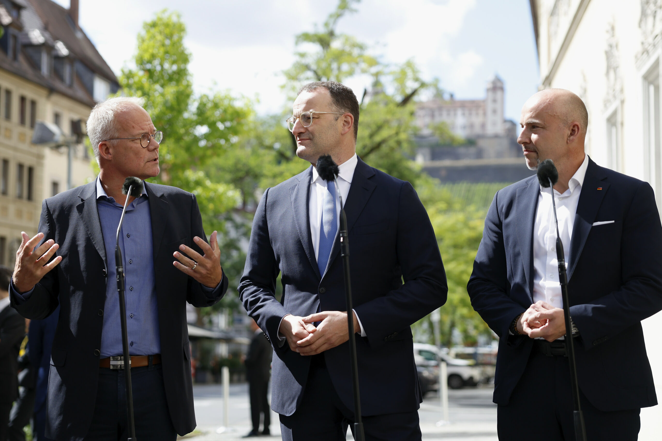 Die Fraktionsvorsitzenden Matthias Miersch (SPD, l-r), Jens Spahn (CDU) und Alexander Hoffmann (CSU)