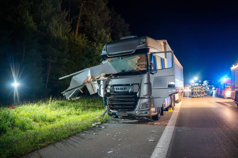 Der schwer beschädigte Lkw an der Unfallstelle.