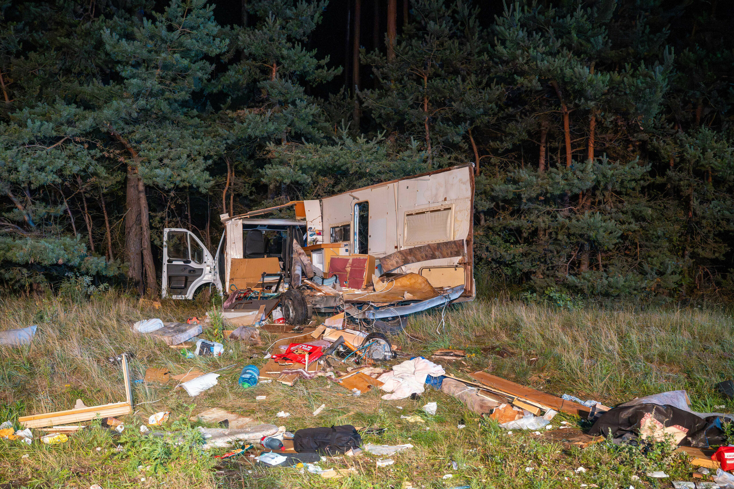 Das zerstörte Wohnmobil am Unfallort.