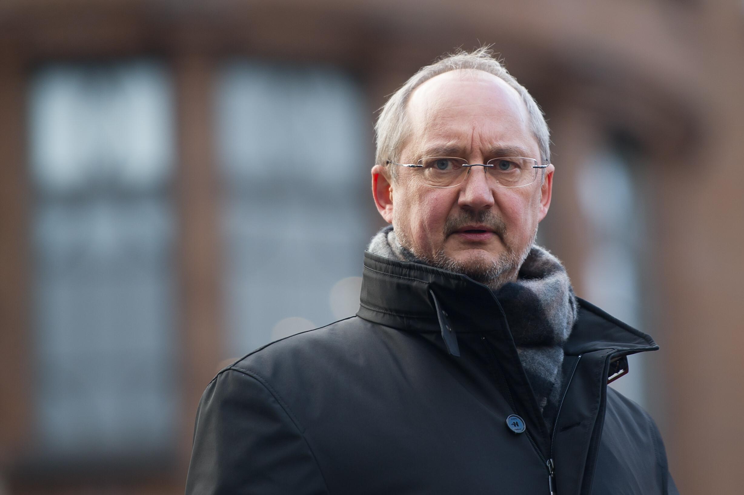 Mann mit Brille in dunklem Parka
