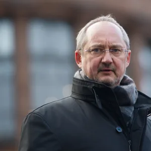 Mann mit Brille in dunklem Parka