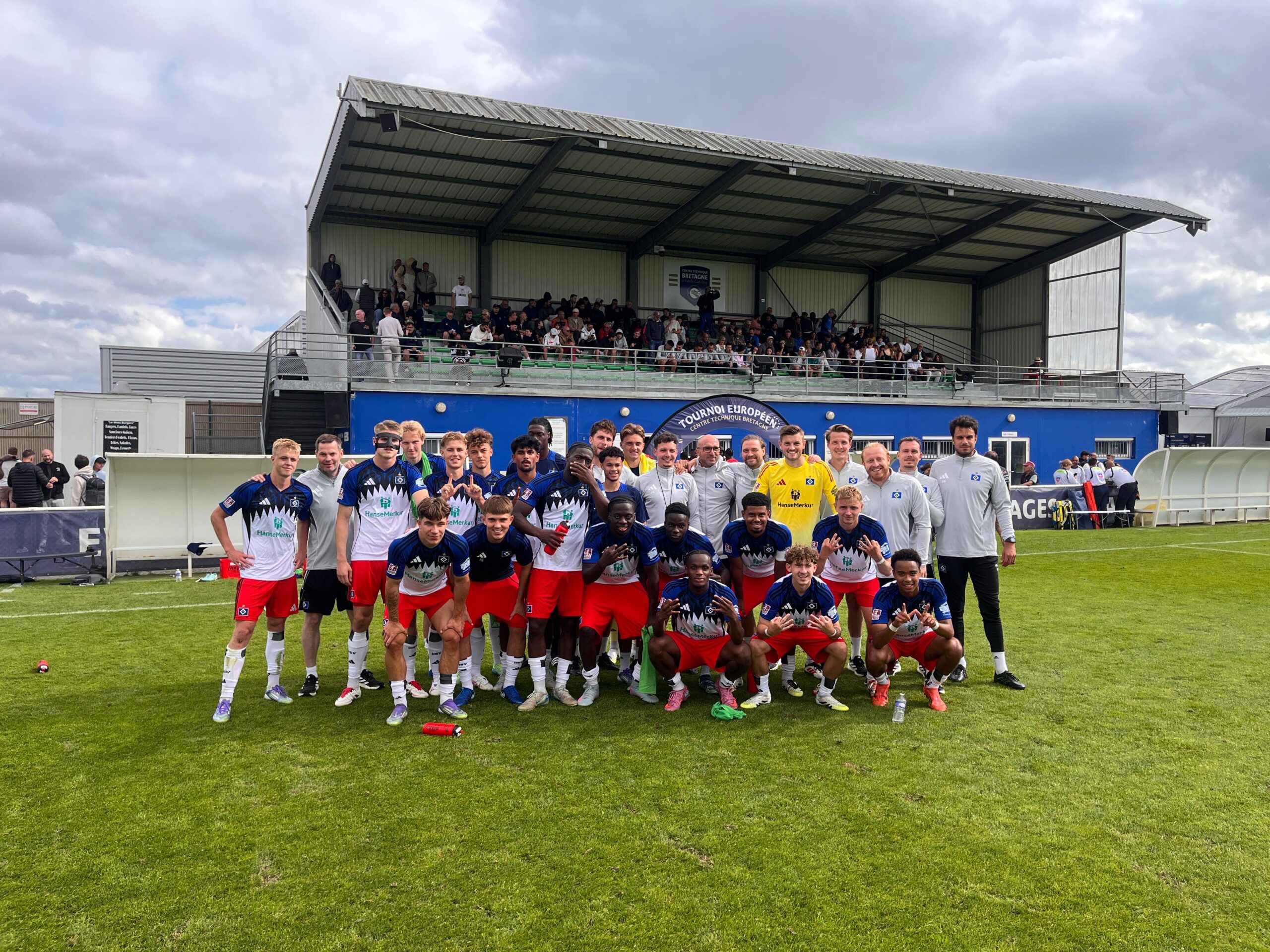 Die U21 des HSV nach dem Sieg gegen PSG in Frankreich