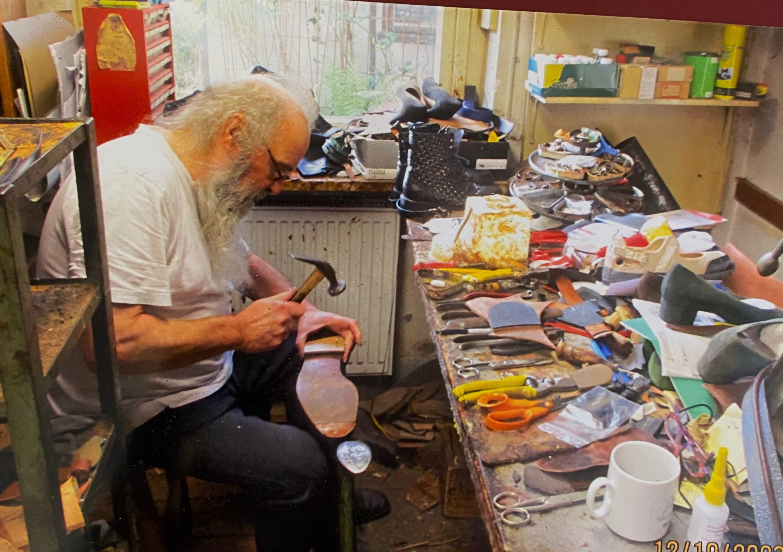 Jens-Uwe Groth repariert in seiner Werkstatt einen Schuh.