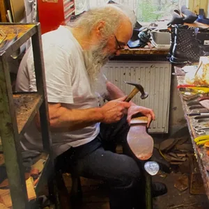 Jens-Uwe Groth repariert in seiner Werkstatt einen Schuh.