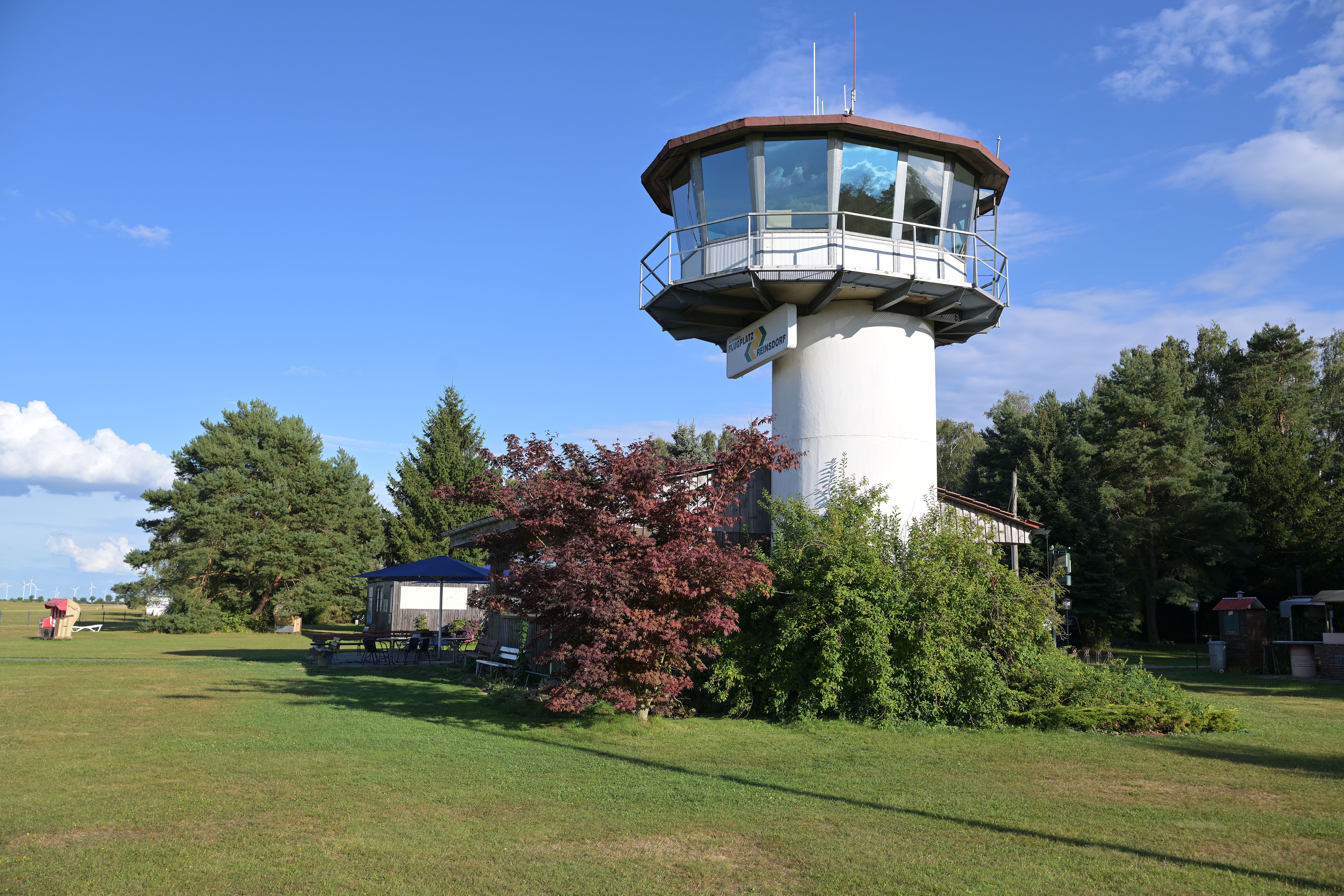 Ein Tower steht auf dem Flugplatz Reinsdorf.