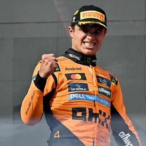 Lando Norris jubelt über seinen Sieg in Ungarn.