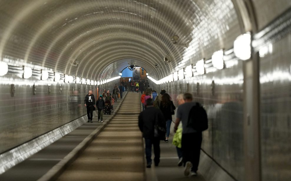 Passanten im Alten Elbtunnel in Hamburg (Archivbild).