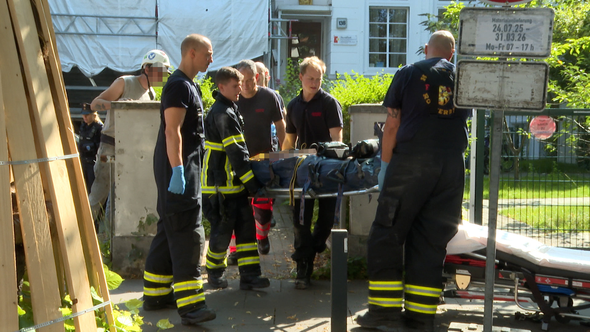 Rettungskräfte bringen den schwer verletzten Arbeiter zum Rettungswagen.