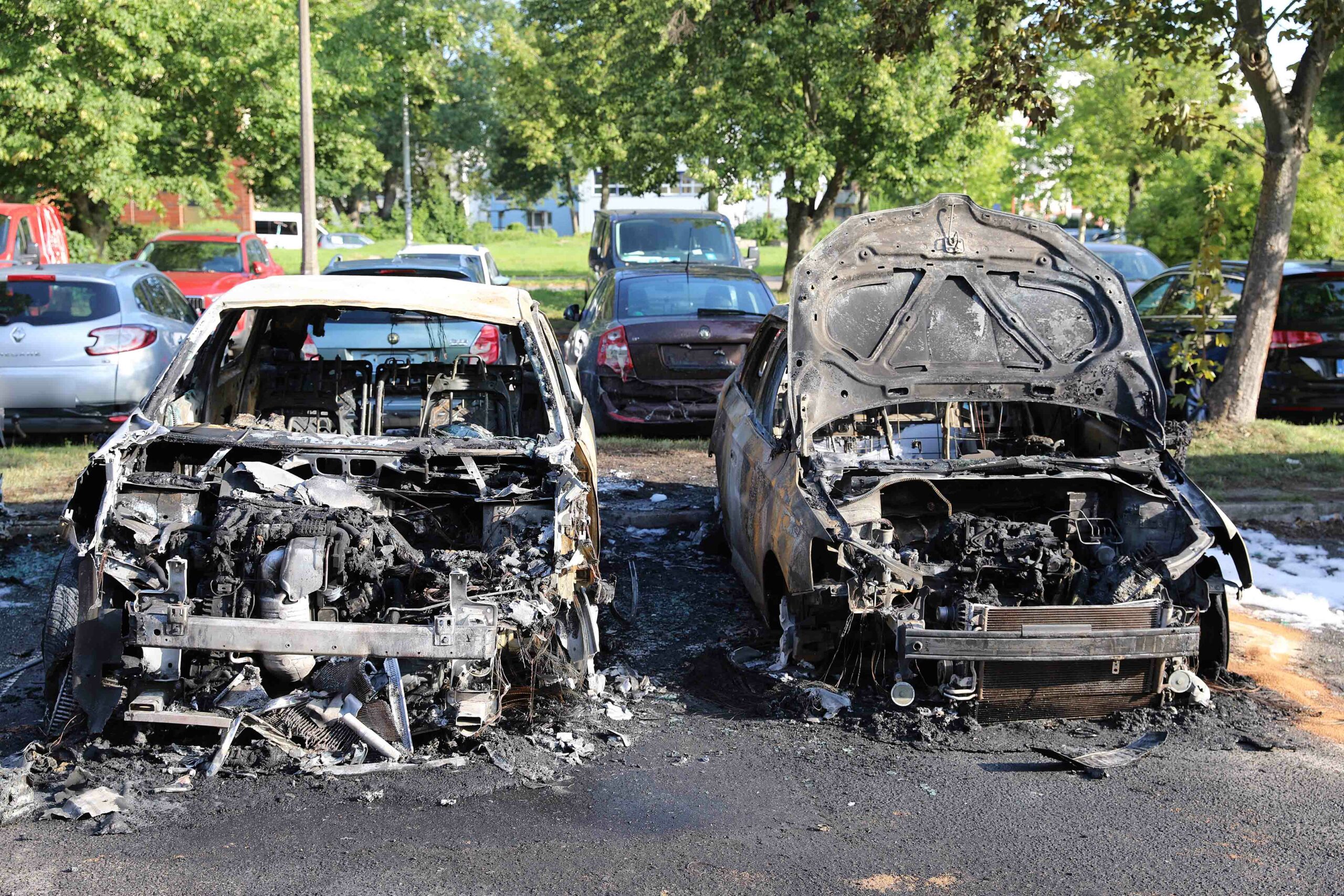 Mehrere Fahrzeuge brannten in Rostock aus. Insgesamt waren 10 Autos betroffen.