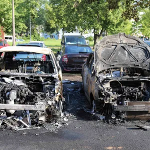 Mehrere Fahrzeuge brannten in Rostock aus. Insgesamt waren 10 Autos betroffen.