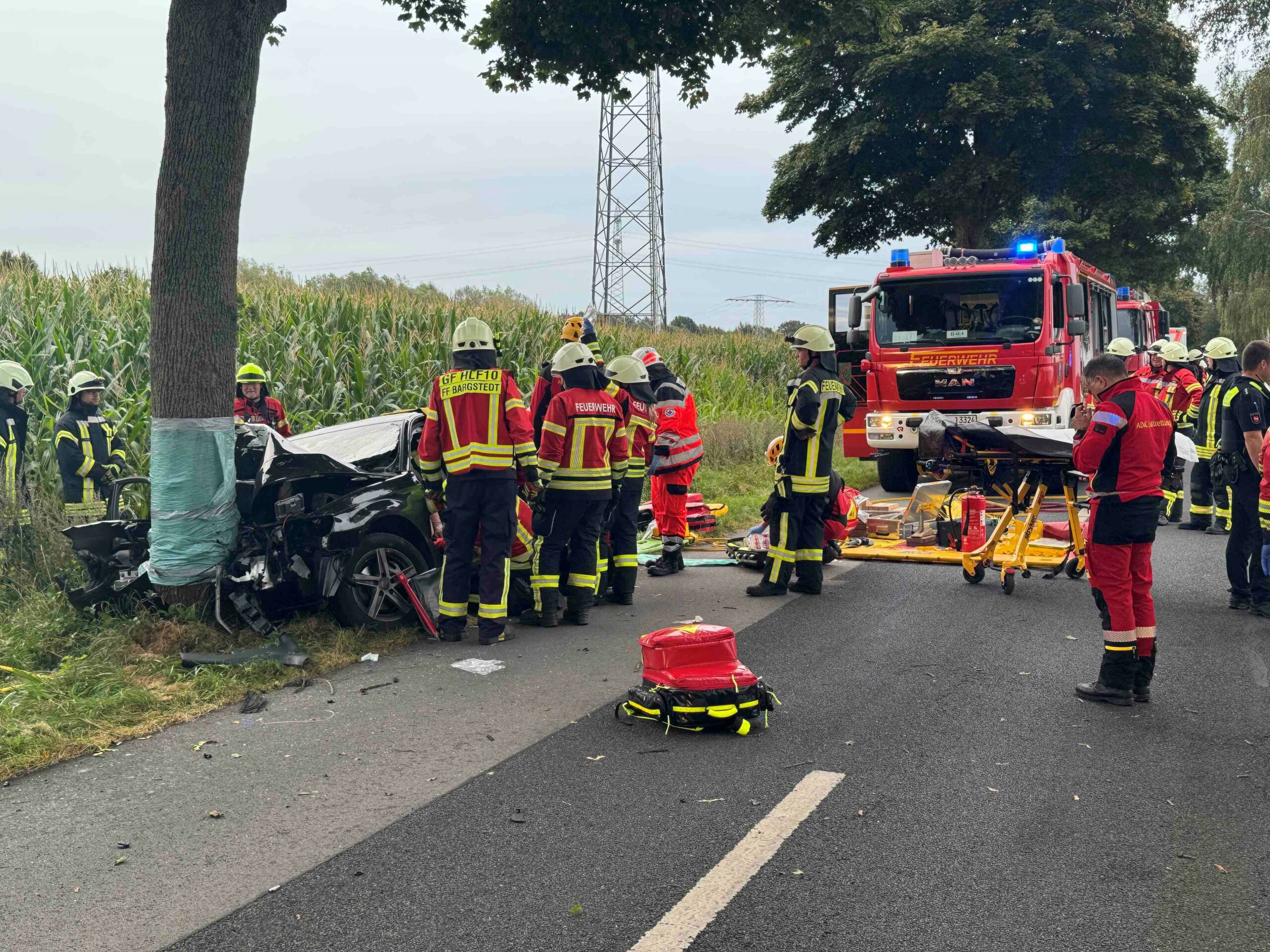 Über ein Dutzend Rettungskräfte steht bei dem verunglückten Auto.