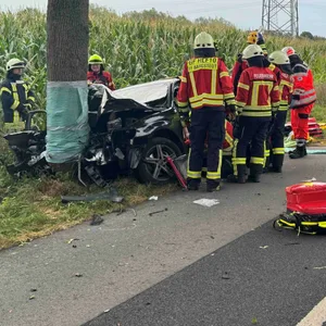 Über ein Dutzend Rettungskräfte steht bei dem verunglückten Auto.