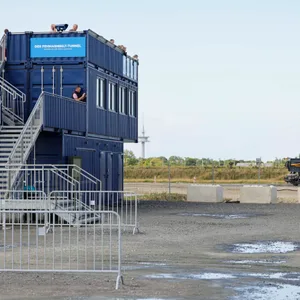 Baustelllenblick garantiert: Ostseeurlauber auf Fehmarn können ab sofort aus sechs Metern Höhe dem Bau dem Ostseetunneln zusehen.