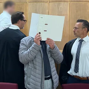 Wegen Diebstahls mit Waffen sind ein 34 Jahre alter Polizist (hinten l.) und ein 50 Jahre alter Polizist (vorn) vom Landgericht Hannover verurteilt worden (Archivbild vom Juni 2025).