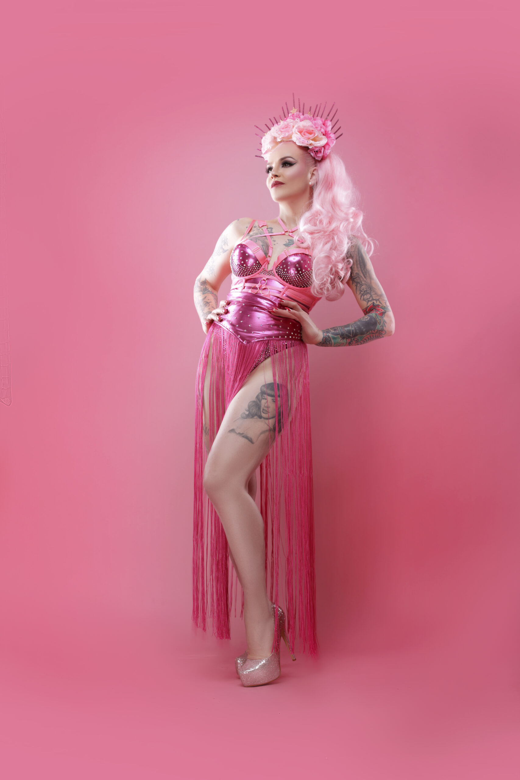 Belle la Donna im pinken Bühnen-Outfit.