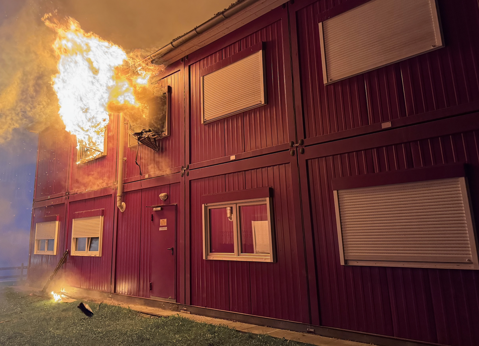 Flammen schlagen aus Container